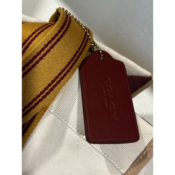 Coach Spin Tote 42 In Signature Jacquard, Natural Multi EUC - Picture 4 of 9